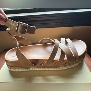 Universal Thread Size 9.5 Women's Tan Sandals